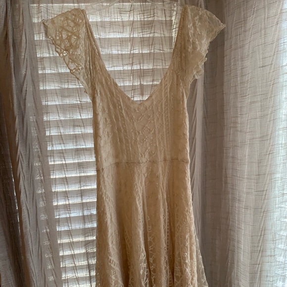 Lacey cream flowy dress - Picture 5 of 6